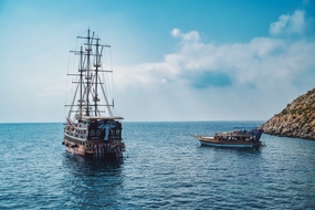 阿拉尼亚海上停靠的船舶图片